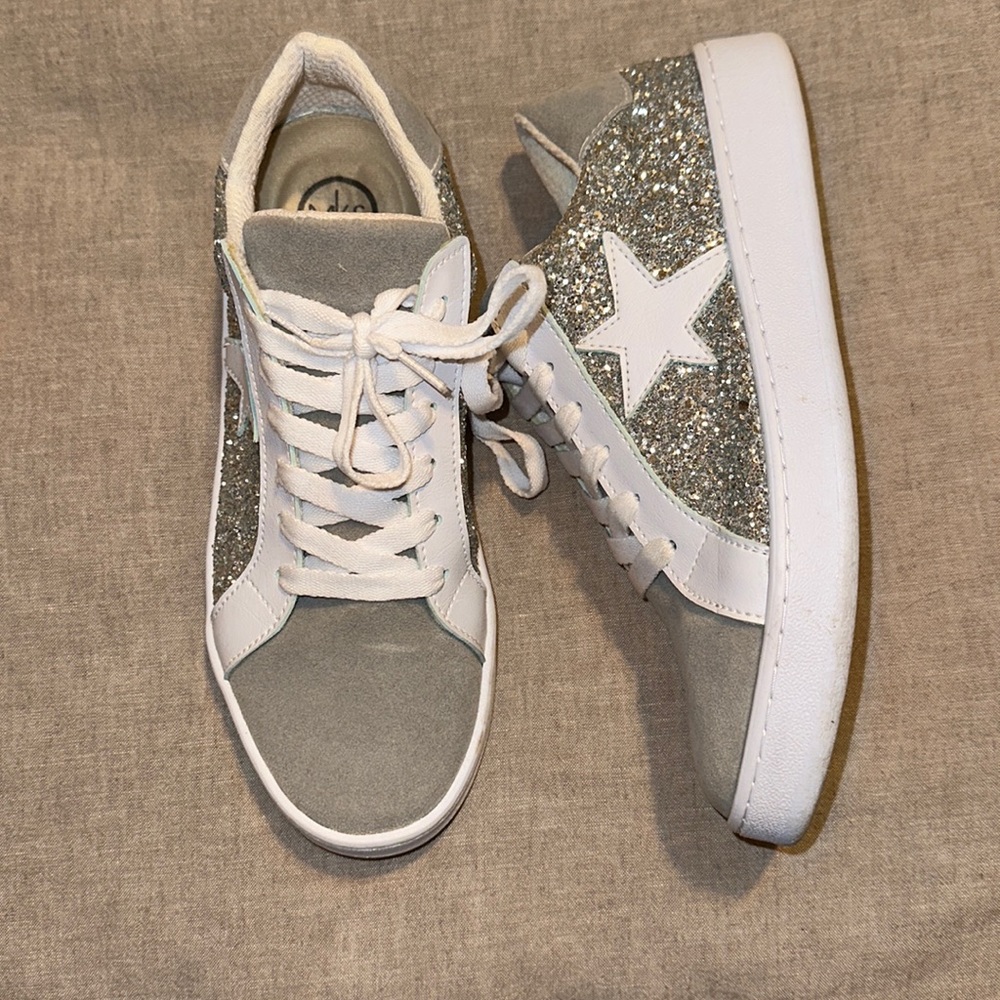 Size 8 Women’s fashion sneaker.